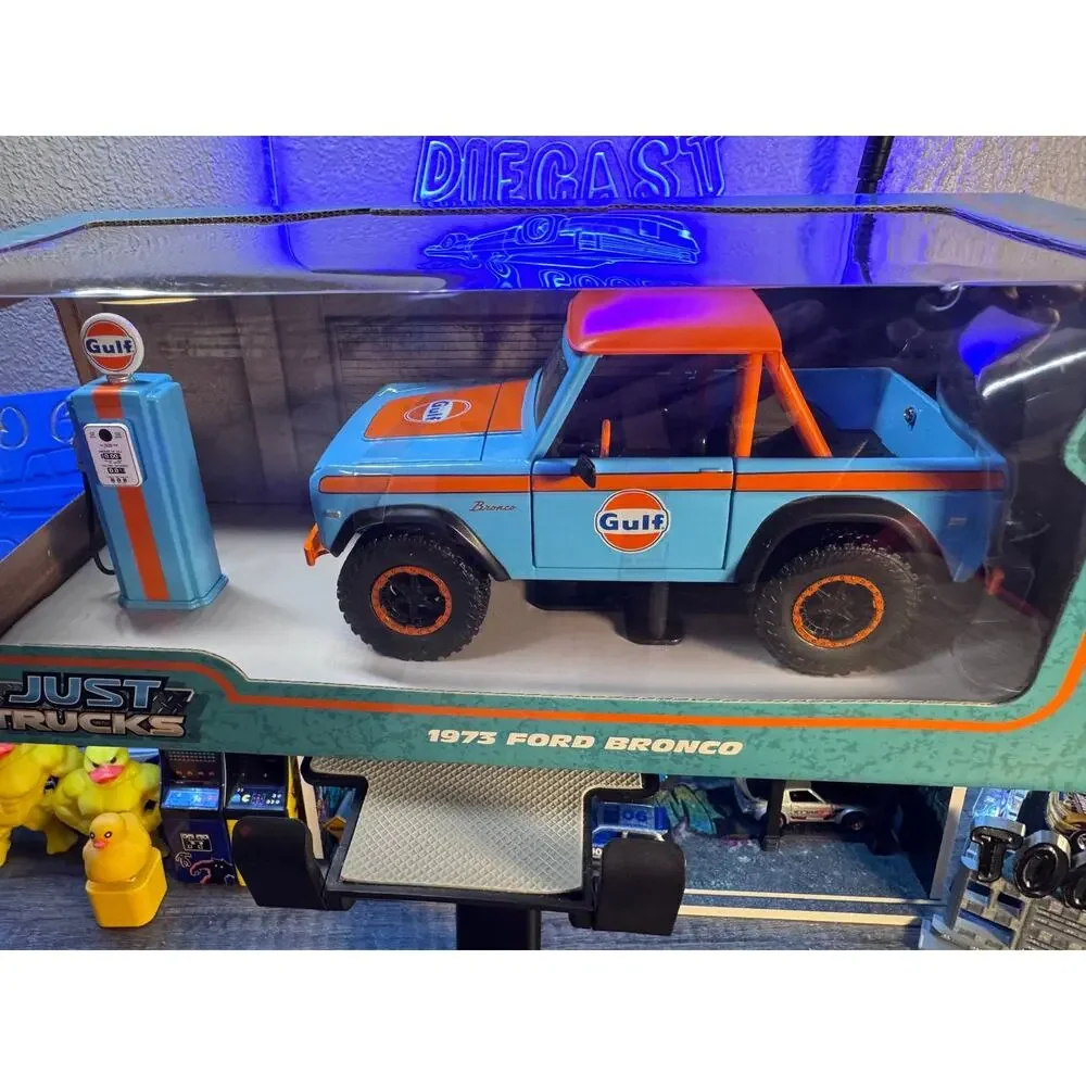 Jada Just Trucks 1/24 Gulf Oil 1973 Ford Bronco and gas pump